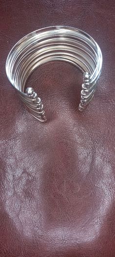 Vintage jewelry is sold individually for 5 to 10 euros