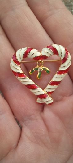 Vintage jewelry is sold individually for 5 to 10 euros