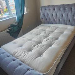 Sleigh bed