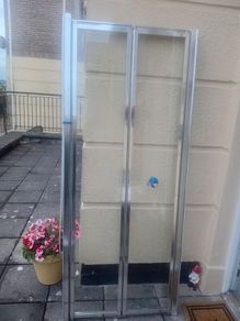 Bifold shower door