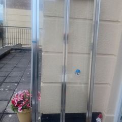 Bifold shower door