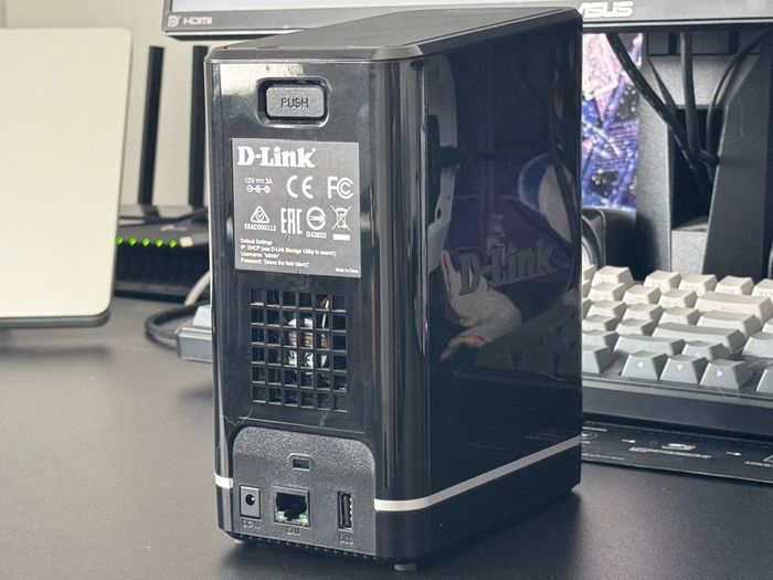 D-Link ShareCenter DNS-320L Network Storage (NAS)
