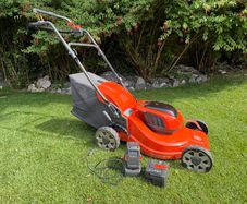 Husqvarna LC 142iS Cordless Self-Propelled Lawnmower (With 2x 40-B140 Batteries & Charger)