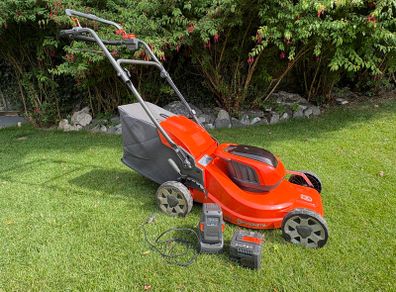 Husqvarna LC 142iS Cordless Self-Propelled Lawnmower (With 2x 40-B140 Batteries & Charger)