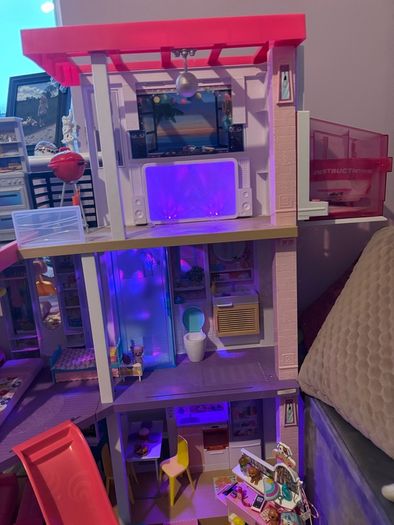 Barbie dream house like new + extras