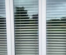 Venetian box blinds