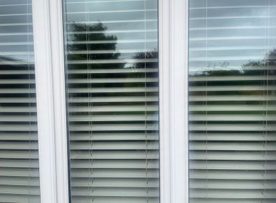 Venetian box blinds