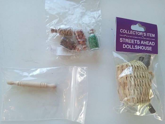 NEW  Collection of dolls house miniatures