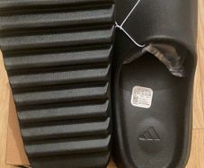 Black Yeezy slides 10.5UK