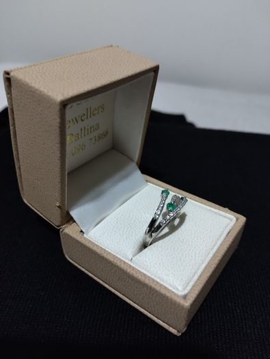 18ct white gold diamond and emerald dress ring