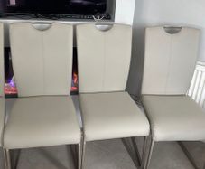 White Table (like new ) and 6 chairs