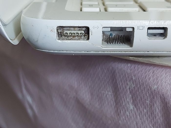 Vintage Apple MacBOOK, account password locked, in excellent cosmetic condition, excellent Battery