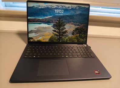 Dell Inspiron 16 5645 | Amd Ryzen 7 8840u | 16gb Ddr5 Ram |