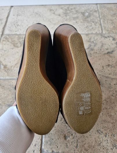 Black wedge peeptoe