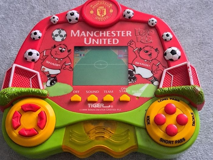 Vintage 1999 tiger electronics Manchester United handheld game
