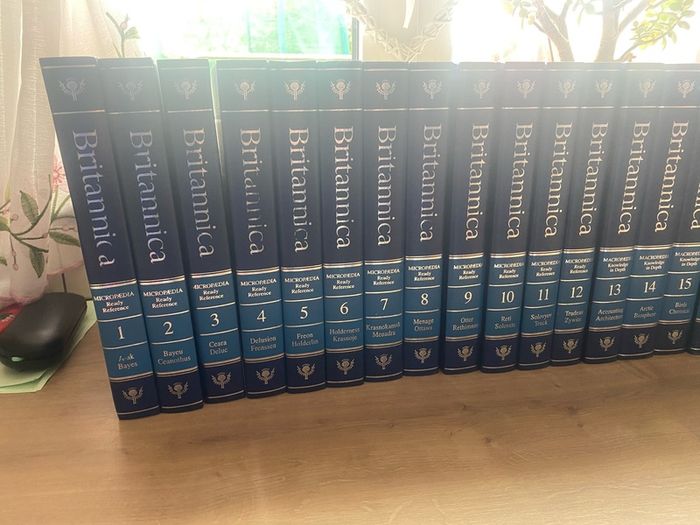 Britannica micro/macropaedia knowledge in depth books