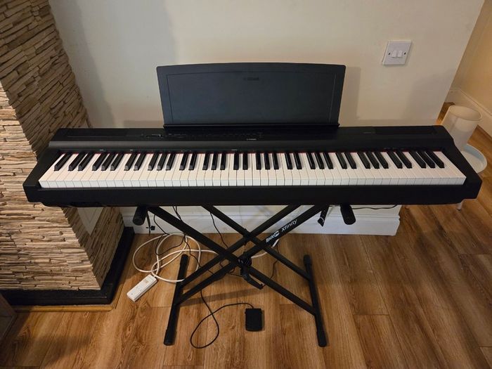 Yamaha P125 Digital Piano (Black)