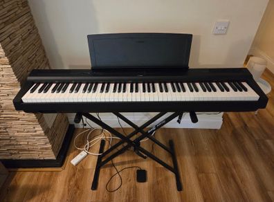 Yamaha P125 Digital Piano (Black)