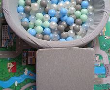 Kiddy moon ball pit + wedge