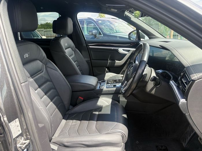 2019 Volkswagen Touareg R-Line Tech 3.0L TDI V6 Commercial