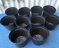 10 black plastic flower pots