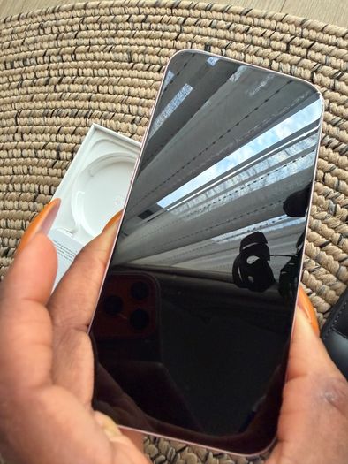 iphone 15- good as new with no scratches & with new phone accessories
