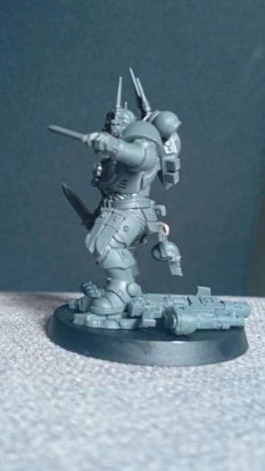 Warhammer 40K Lieutenant with combi weapon kitbash
