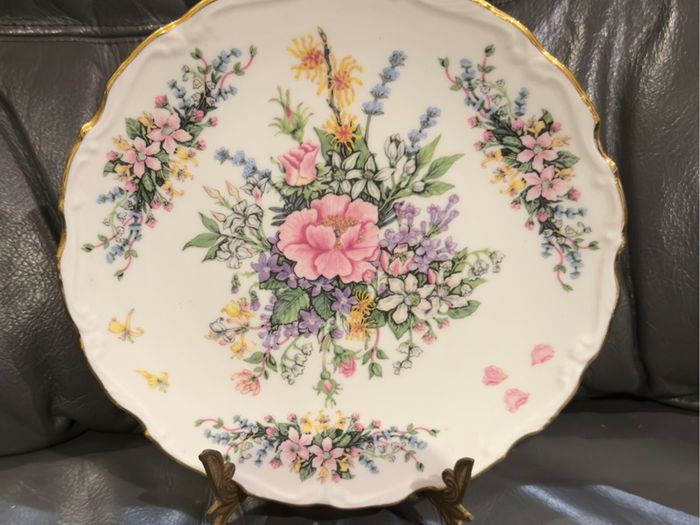 Royal Albert Fragrant Flowers plate