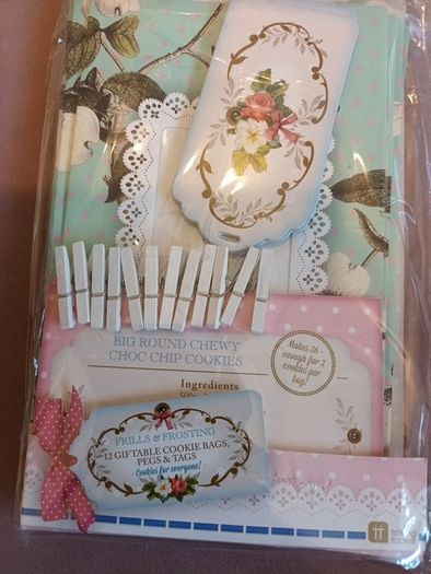 Decorative cookie bags tags and pegs x 24