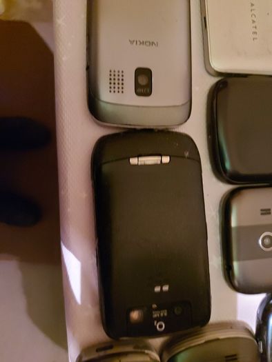 25 Mobile phones in very good cosmetic condition but have no Batterys