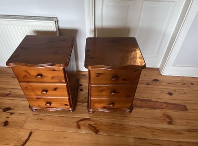 2 Bedside lockers