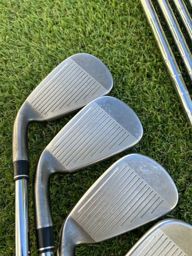 Full set of golf Taylormade clubs