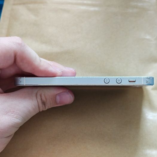 Apple iPhone 5 - 16GB - White & Silver - Activation Locked (For Parts / Repair)