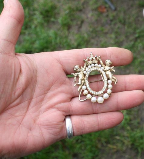 Vintage Brooch 2 Cherubs supporting Crown crystals and pearls - Photo frame