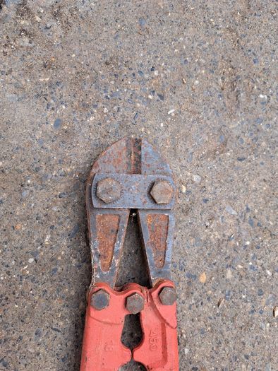 Bolt cutter