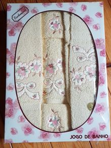BNIB Portuguese Lemon and Pink Decorative Towel Set