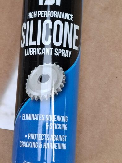 Silicone lubricant spray