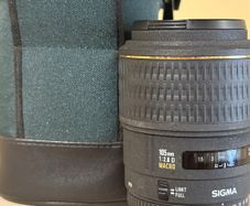 Sigma 105mm f/2.8 D Macro Lens with Original Sigma Case