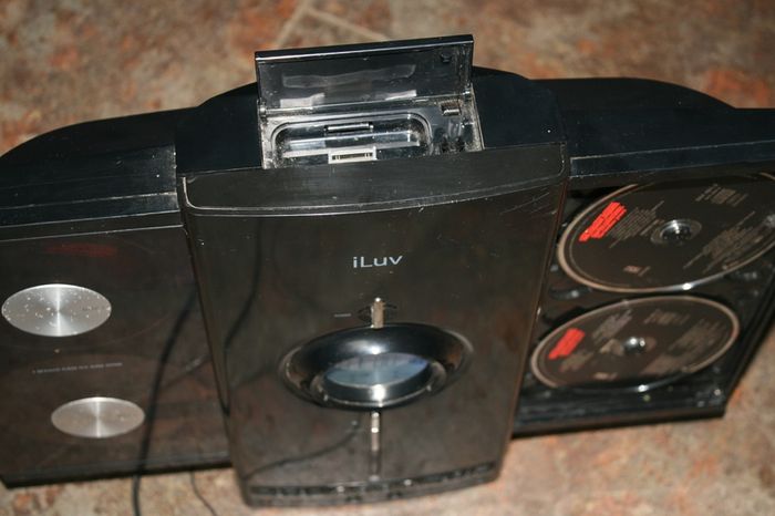 iLuv 4 disk CD player (in working order)
