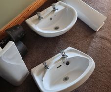 2 porcelain sinks with pedestals