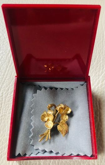 9ct gold plated brooch