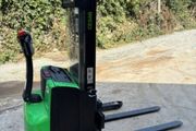 Cesab Straddle Stacker