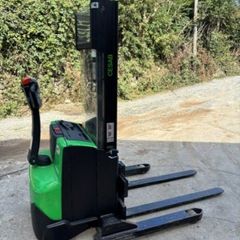 Cesab Straddle Stacker
