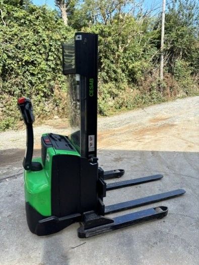 Cesab Straddle Stacker