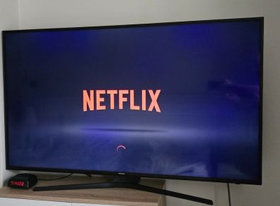 Samsung 55" 4K UHD Smart TV (Model: UE55KU6000)
