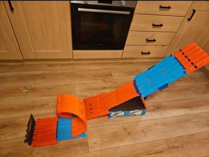 Hot Wheels Track & Stunt Garage
