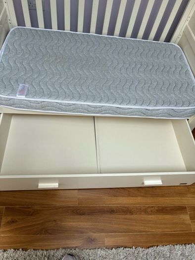 Oslo Cotbed with matching chest of drawers