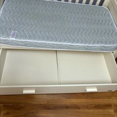 Oslo Cotbed with matching chest of drawers