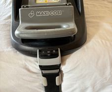 Maxi Cosi familyfix isofix base with car seat