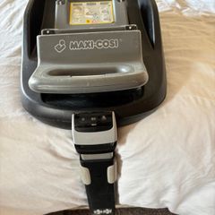 Maxi Cosi familyfix isofix base with car seat